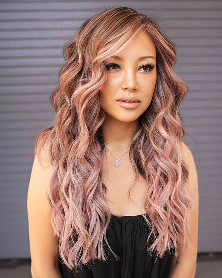 wavy hair balayage ashrosa trendige haarfarben 2024 frauenfrisuren meaghanmastersonhair
