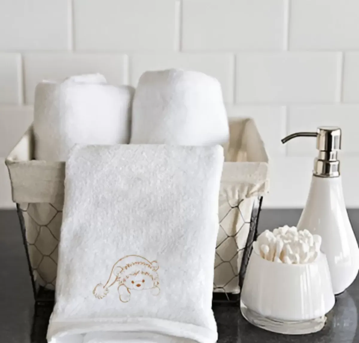 weiße tücher im korb badezimmer dekoration