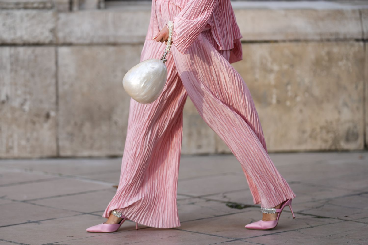 frau in rosa pyjama hose und rosa high heels