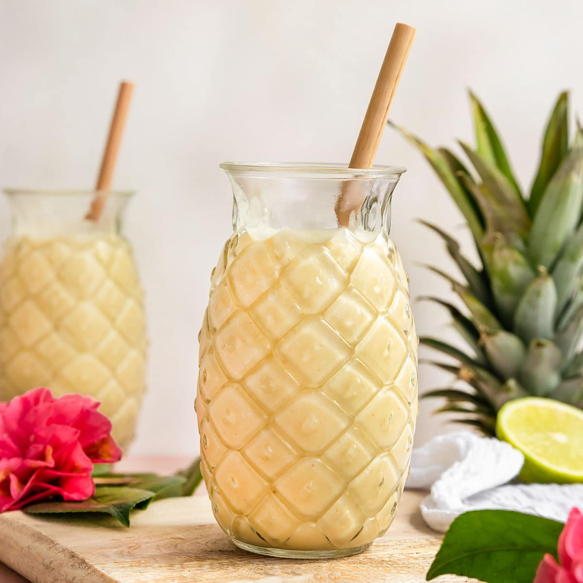 piña colada smoothie im ananasglas