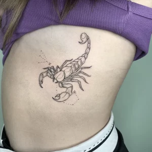 skorpion tattoo auf der brust einer frau
