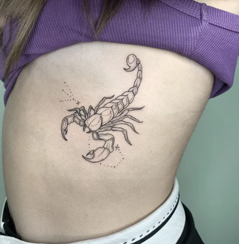 skorpion tattoo auf der brust einer frau