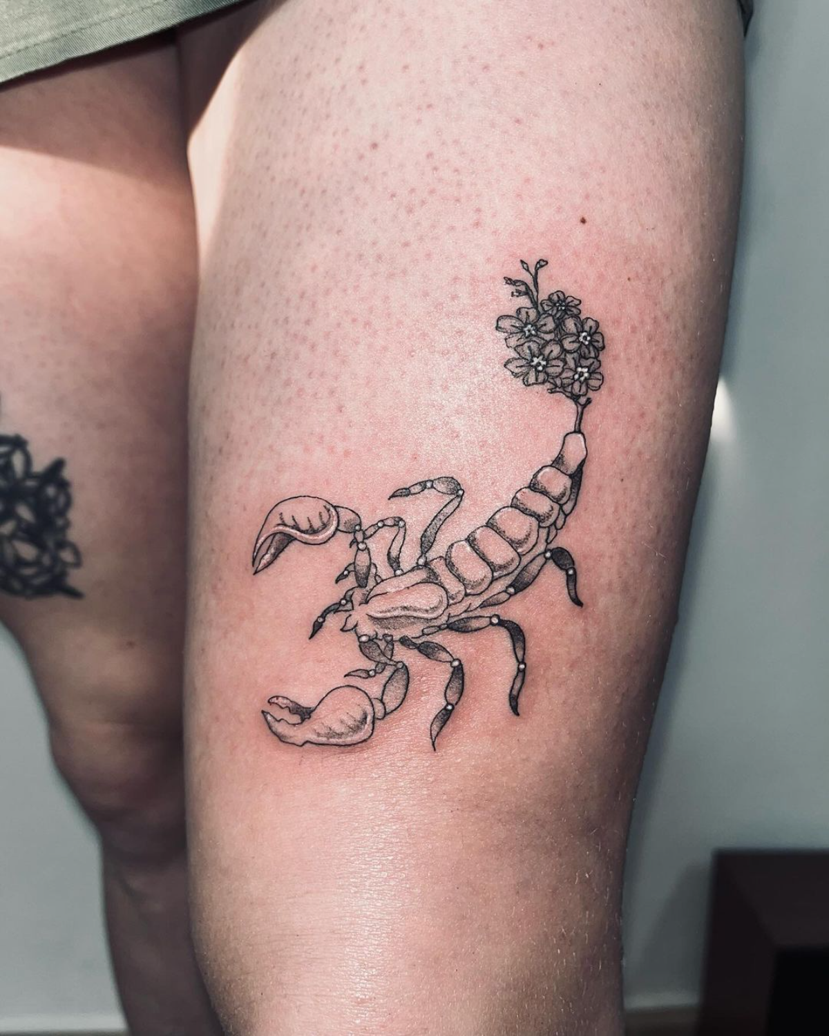 skorpion tattoo mit blumen