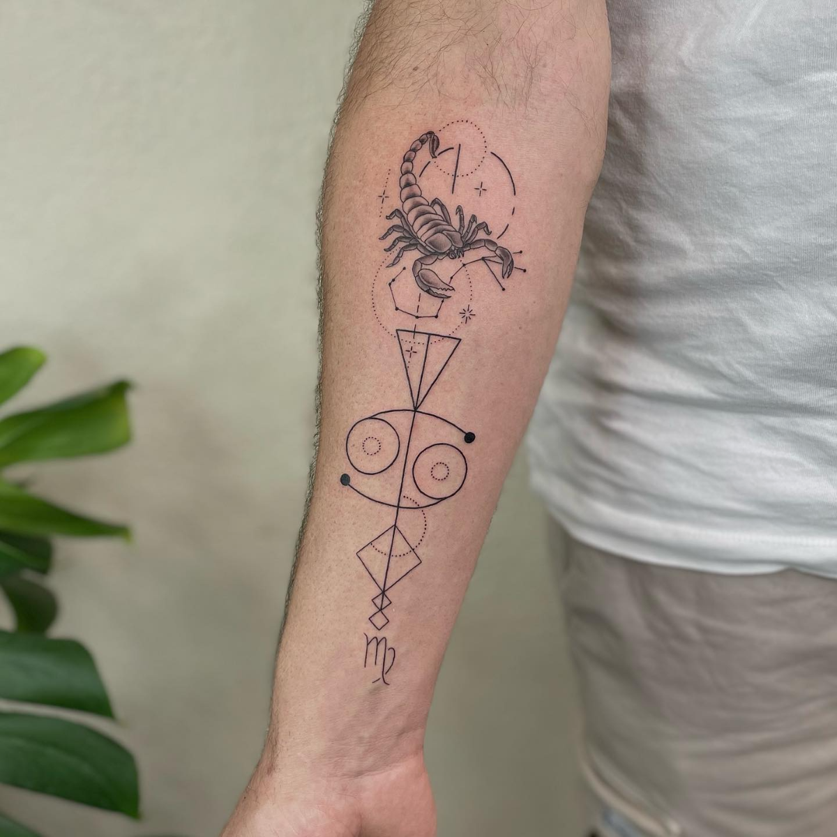 skorpion tattoo mit geometrien und tierkreiszeichen.jfif