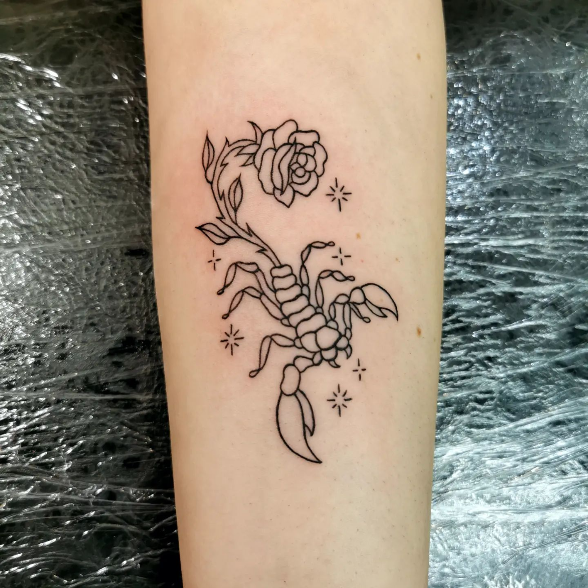 skorpion tattoo mit rose auf dem arm