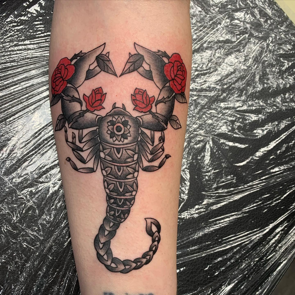 skorpion tattoo mit rose