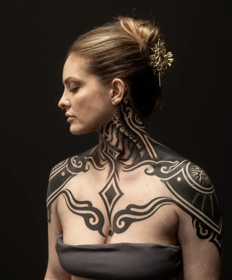 abstrakte tattoo motive am hals brust und schulter