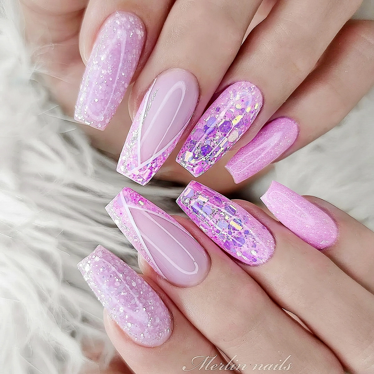babyboomer nails mit farbe langes naegeldesign 2024 trends rosa glitzer 
