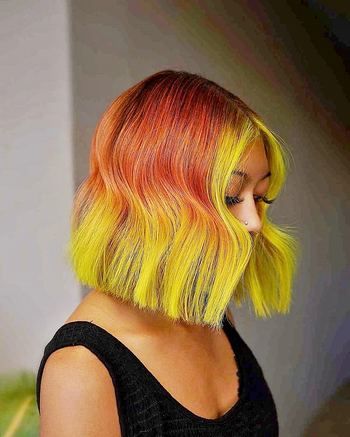 dunkle kurze haare mit hellen strähnen blunt bob in gelb und orange memmieyo