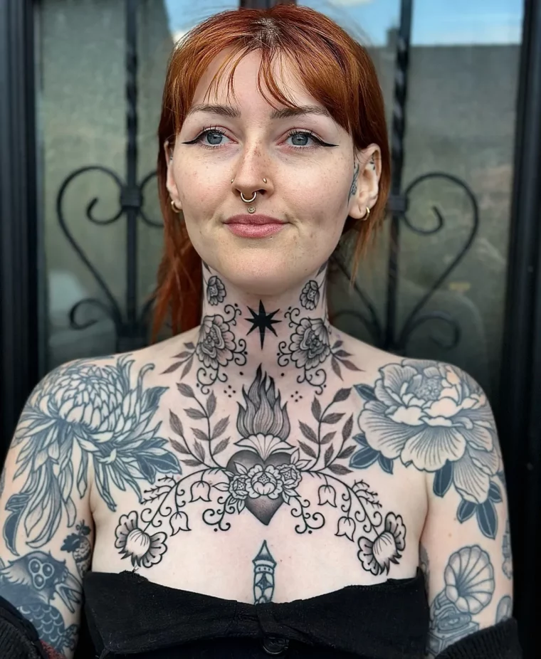 frauen tattoos blumen motive am hals brust und schulter