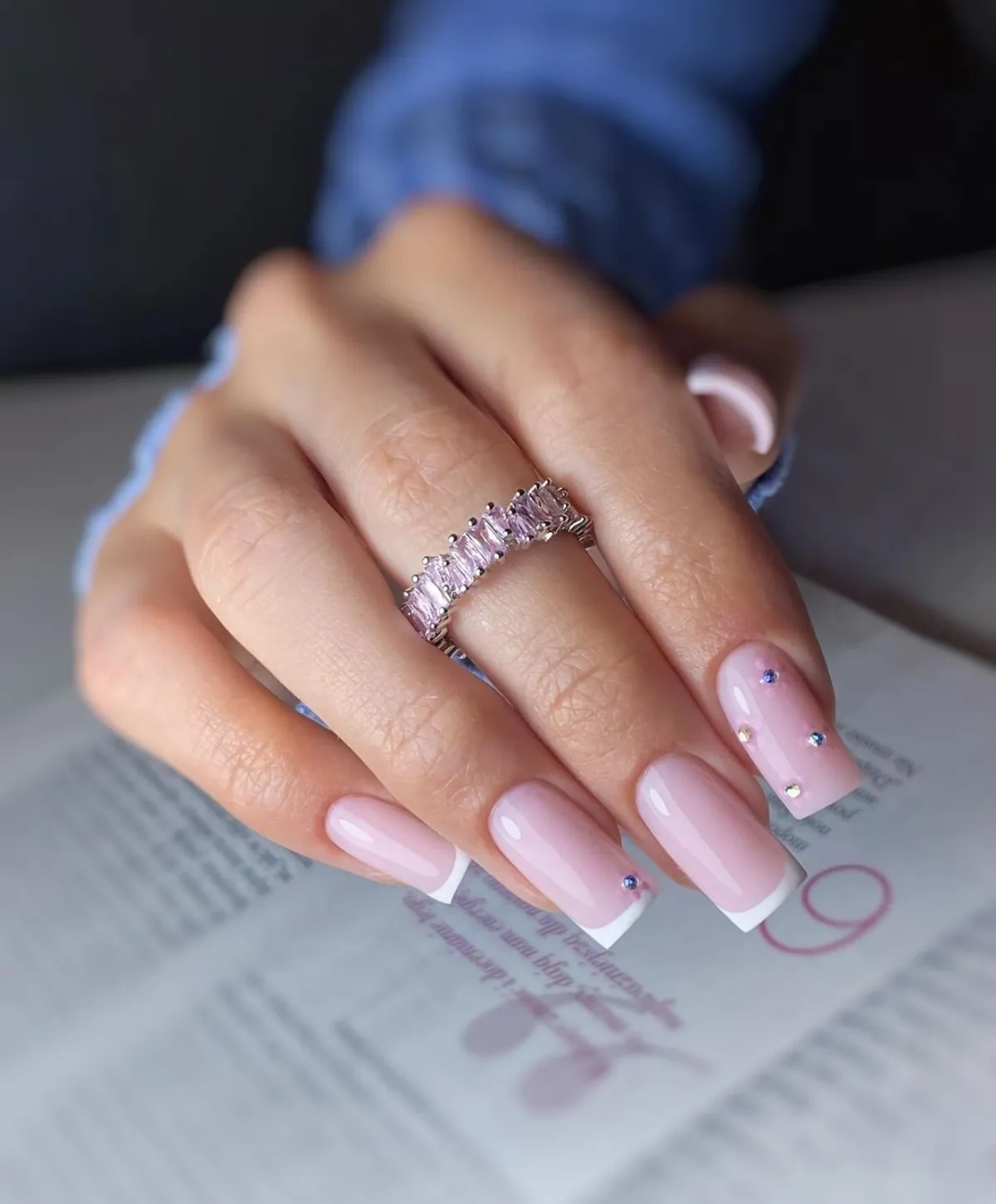 french nails quadratische nagelform nageldesign mit zarten kristallen