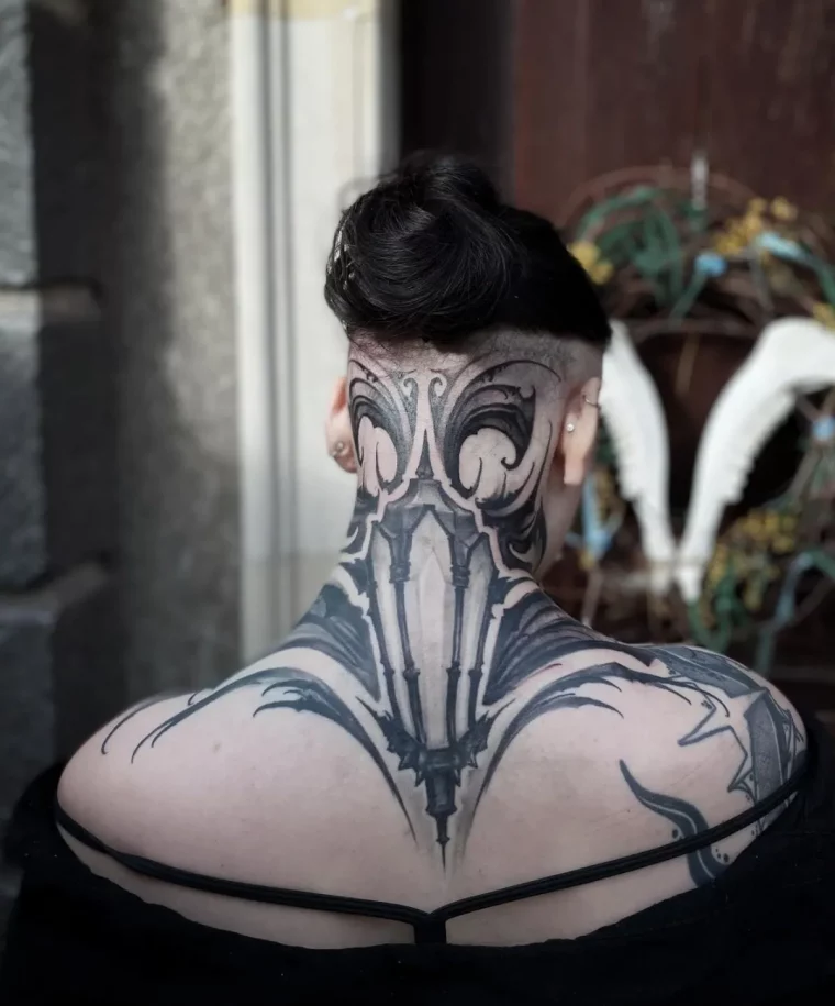 großes nacken tattoo mann abstraktes motiv
