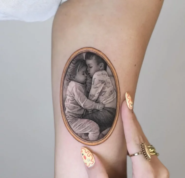 kinder foto tattoo realistisch am oberarm
