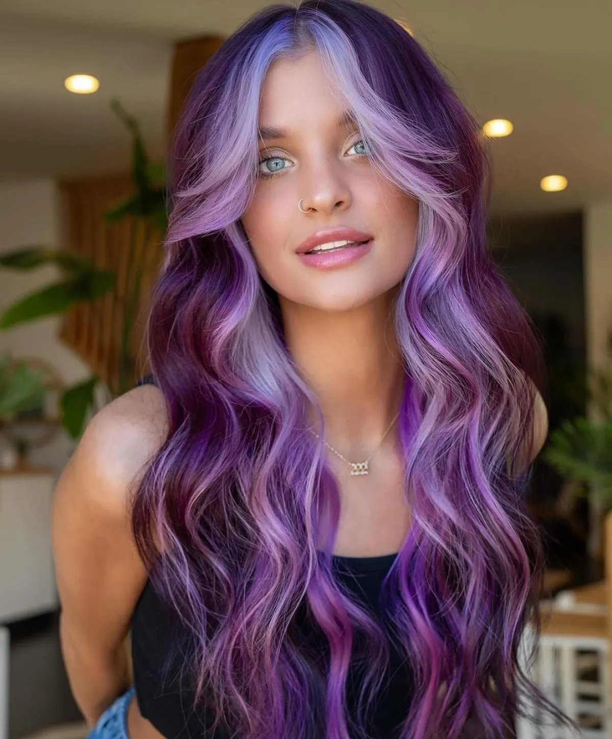 lila haarfarbe mit hellen strähnen lange gewellte haare