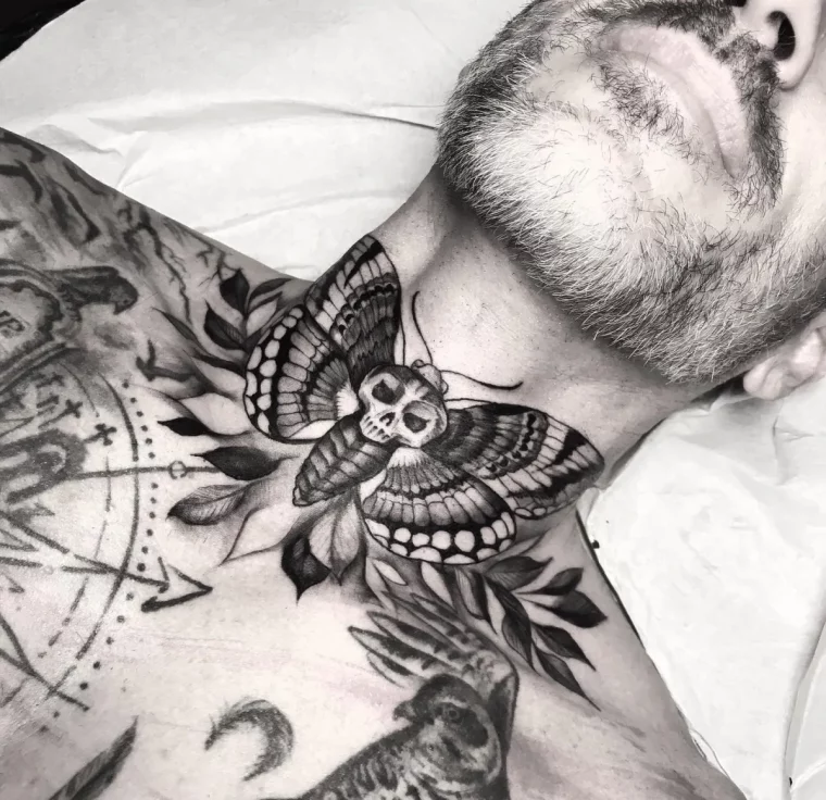 mann hals tattoo schmetterling detailliert