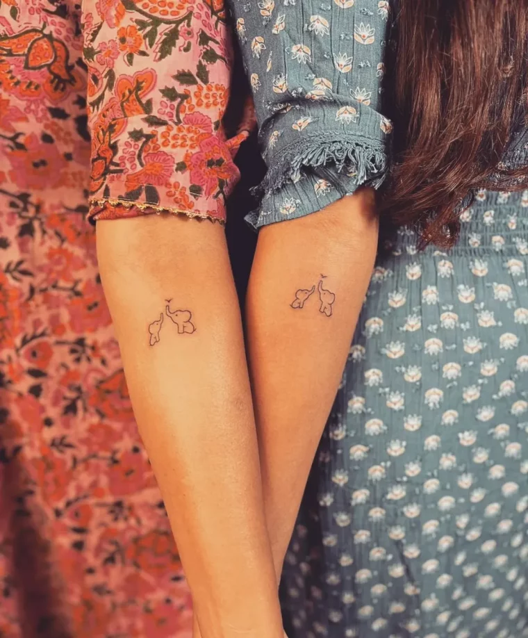 mutter tochter tattoo am unterarm zwei elefanten groß und klein