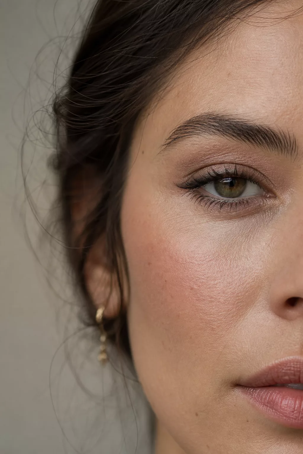 Nahaufnahme von Wange und Auge mit frischem, natürlichem Tages-Make-up
