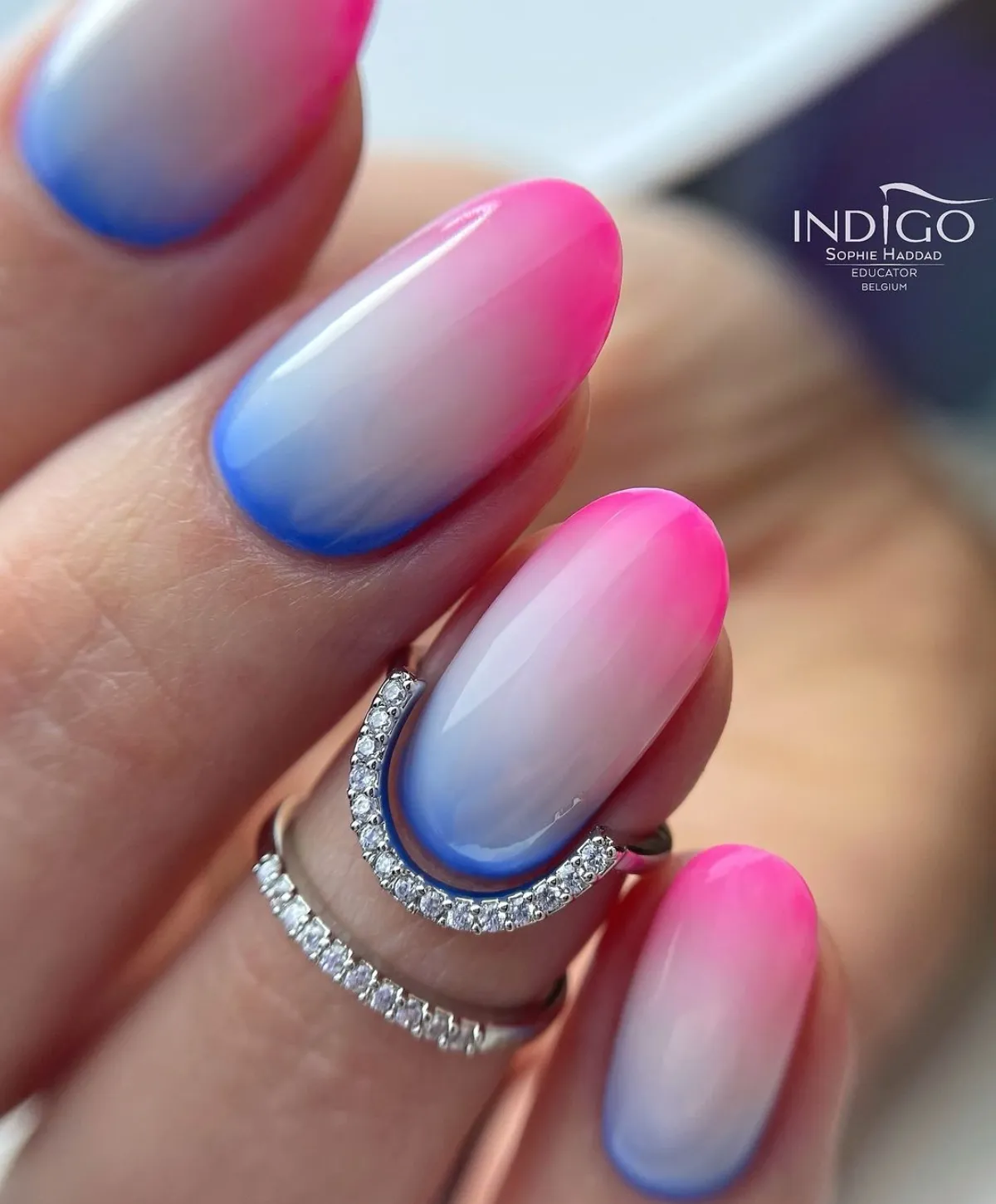 ombre nägel drei verlaufende farben blau weiß pink ovale nagelform