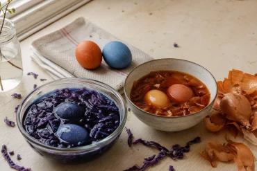Natürlich gefärbte Ostereier in Rotkohl- und Zwiebelschalen-Sud