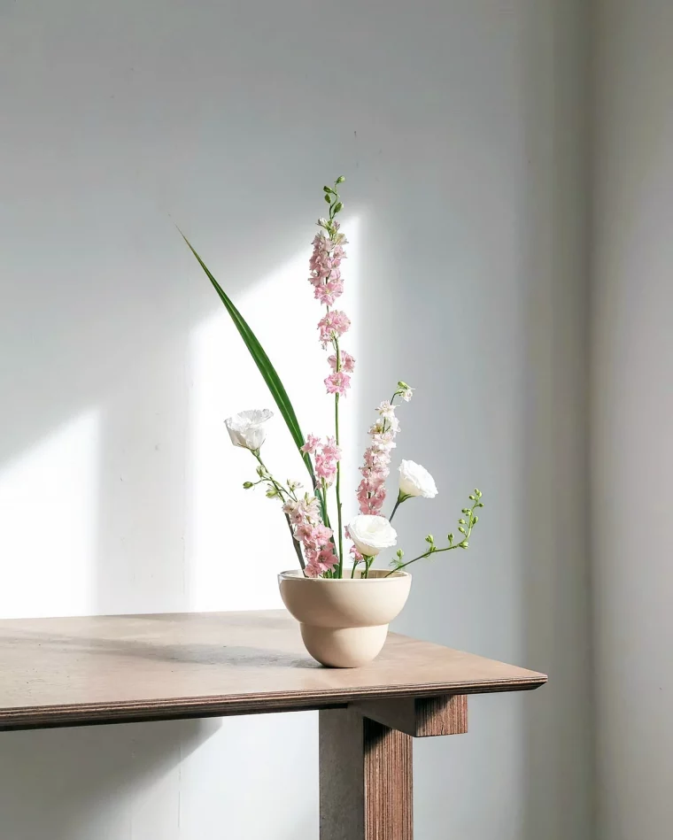 schlichte dekoration mit blumne in weite vase soilboy