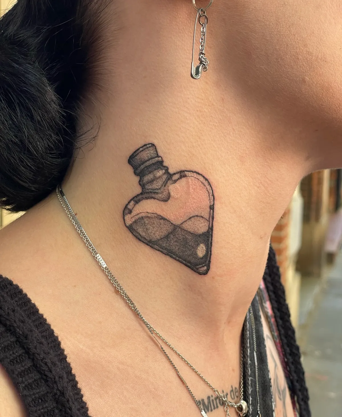 tattoo am hals frauen motiv herzförmige flasche