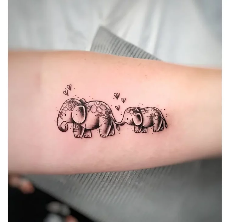 tattoo am unterarm zwei elefanten groß und klein mit herzen