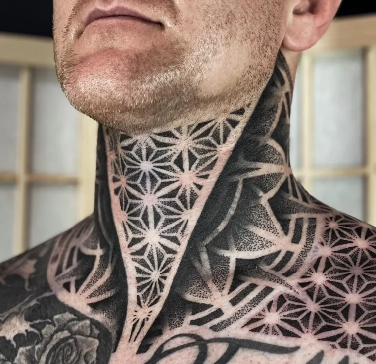 tattoos am ganzen körper geometrische motive männer