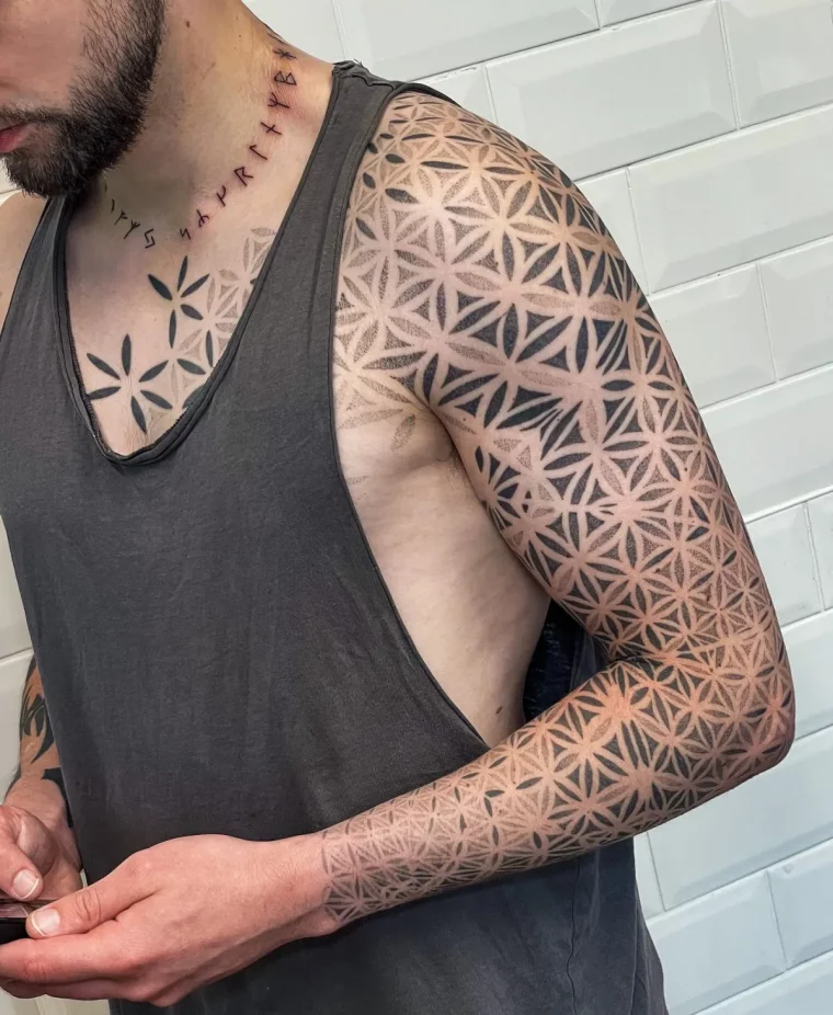 tattoos für männer geometrische motive arm und hals tattoos