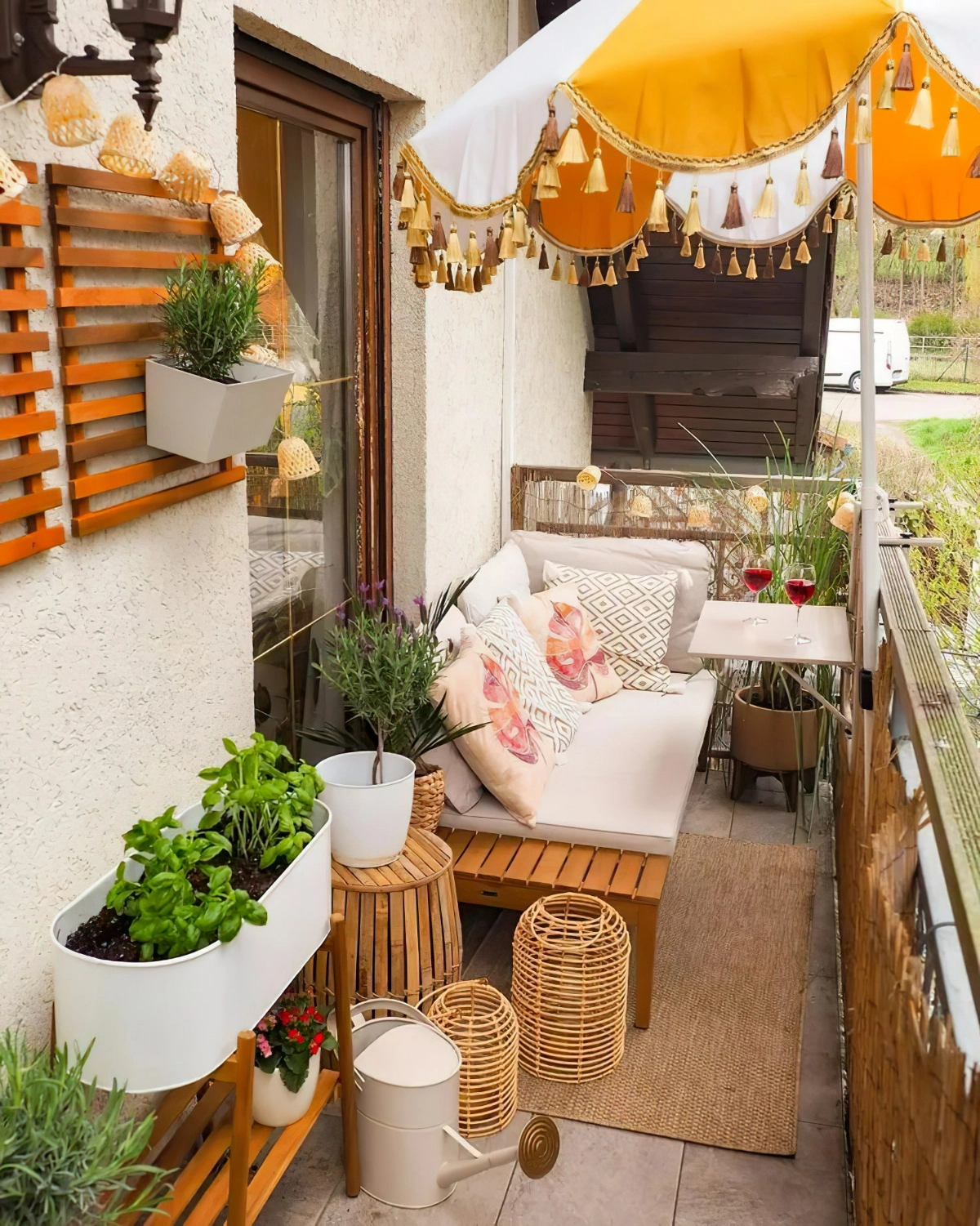 terrasse sichtschutz ideen regenschirm sonnernschirm kleiner balkon dekorieren