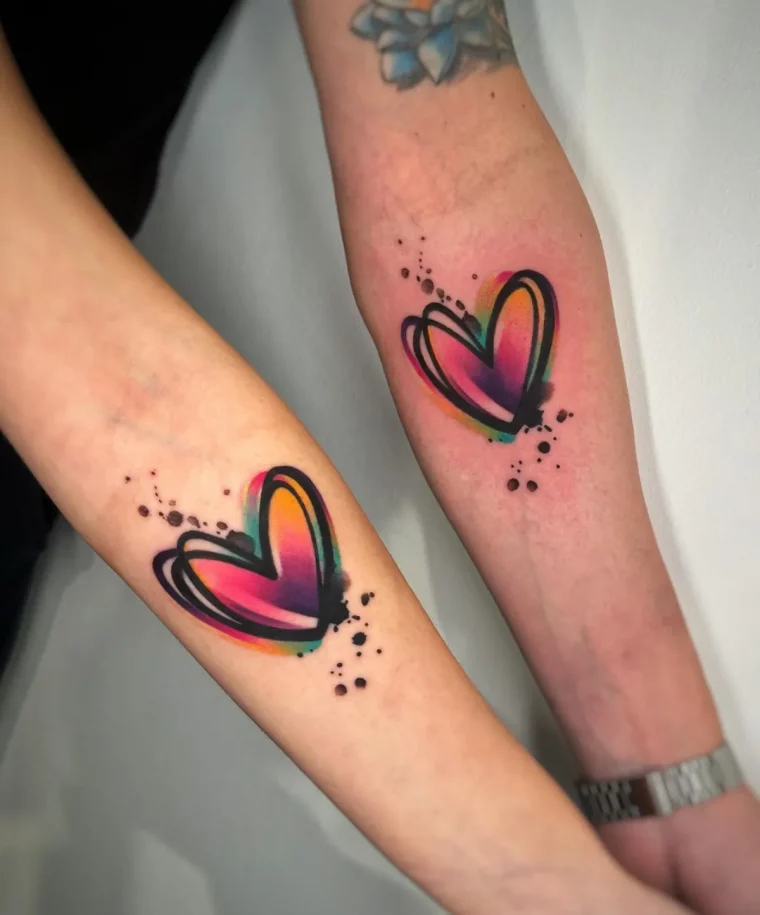 zwei farbige herzen unterarm tattoos massiv