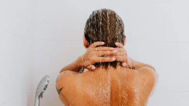 rücken einer frau beim duschen ohne seife