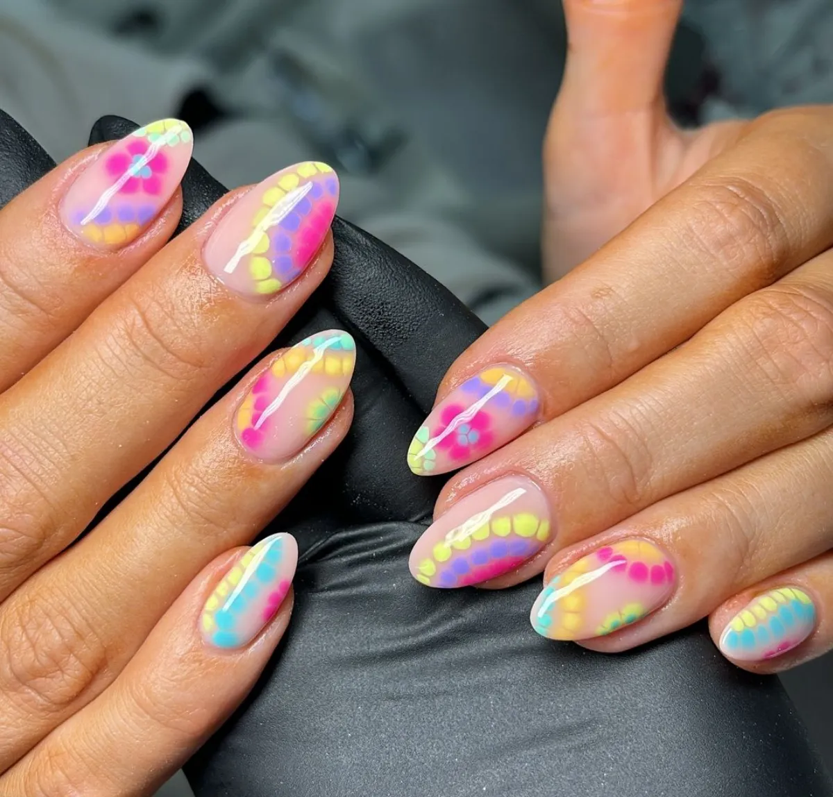 almond nails bunt pastellfarben mandelform