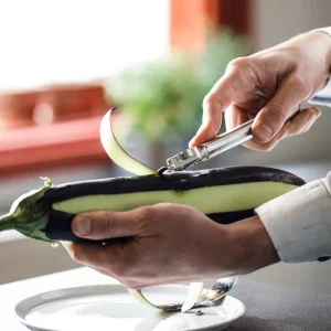 aubergine schälen mit schäler voo oberen ende