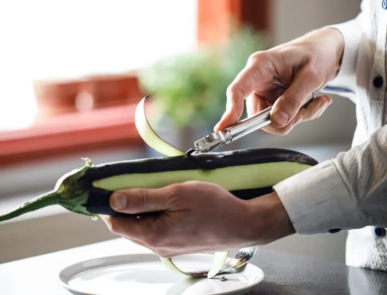 aubergine schälen mit schäler voo oberen ende