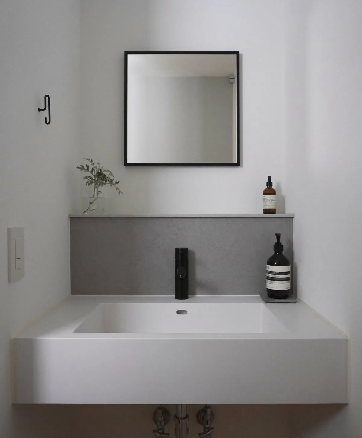 badezimmer minimalistisch weißes waschbecken aus keramik