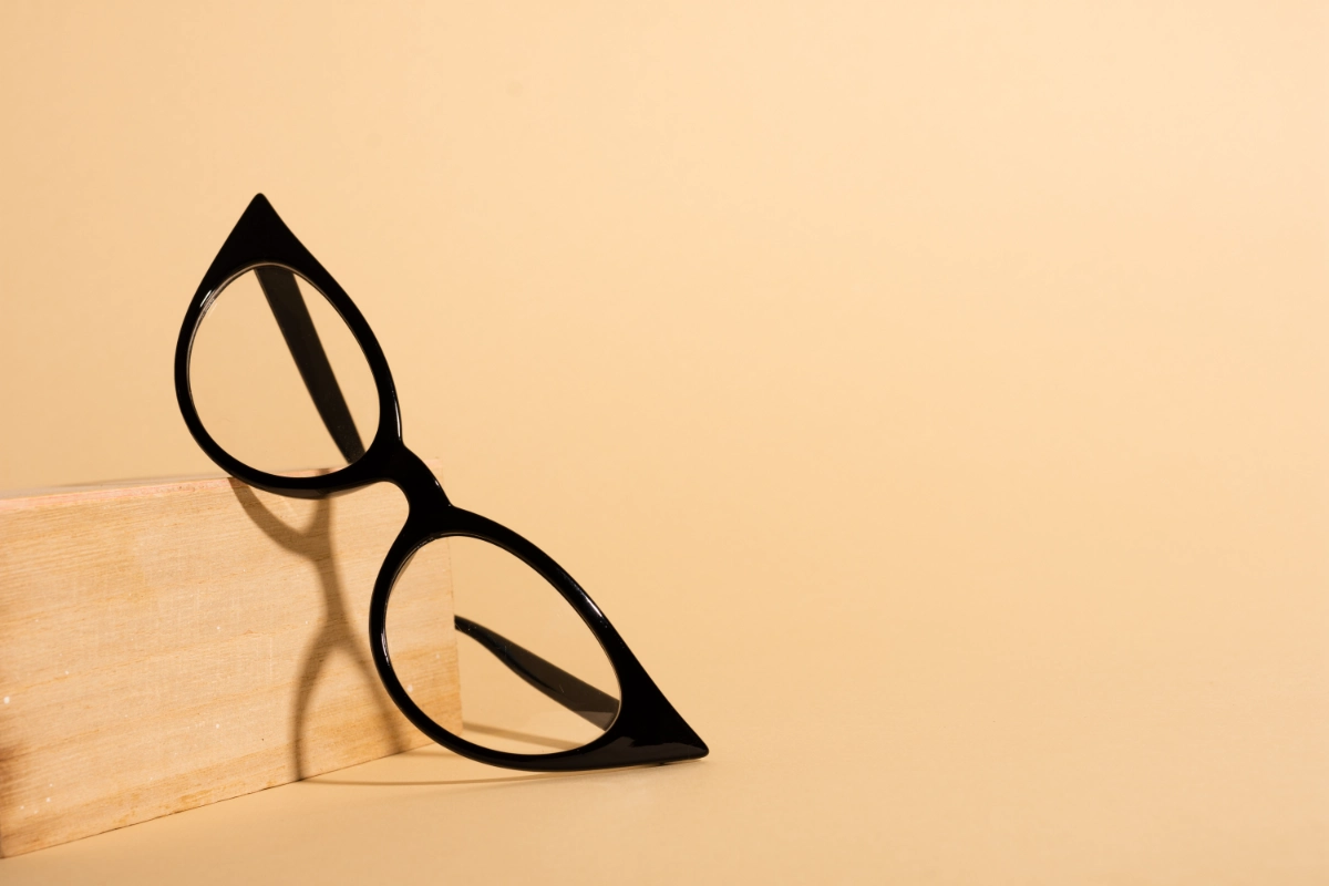 cat eye brille schwarze fassung trendige brillenmodelle 2024