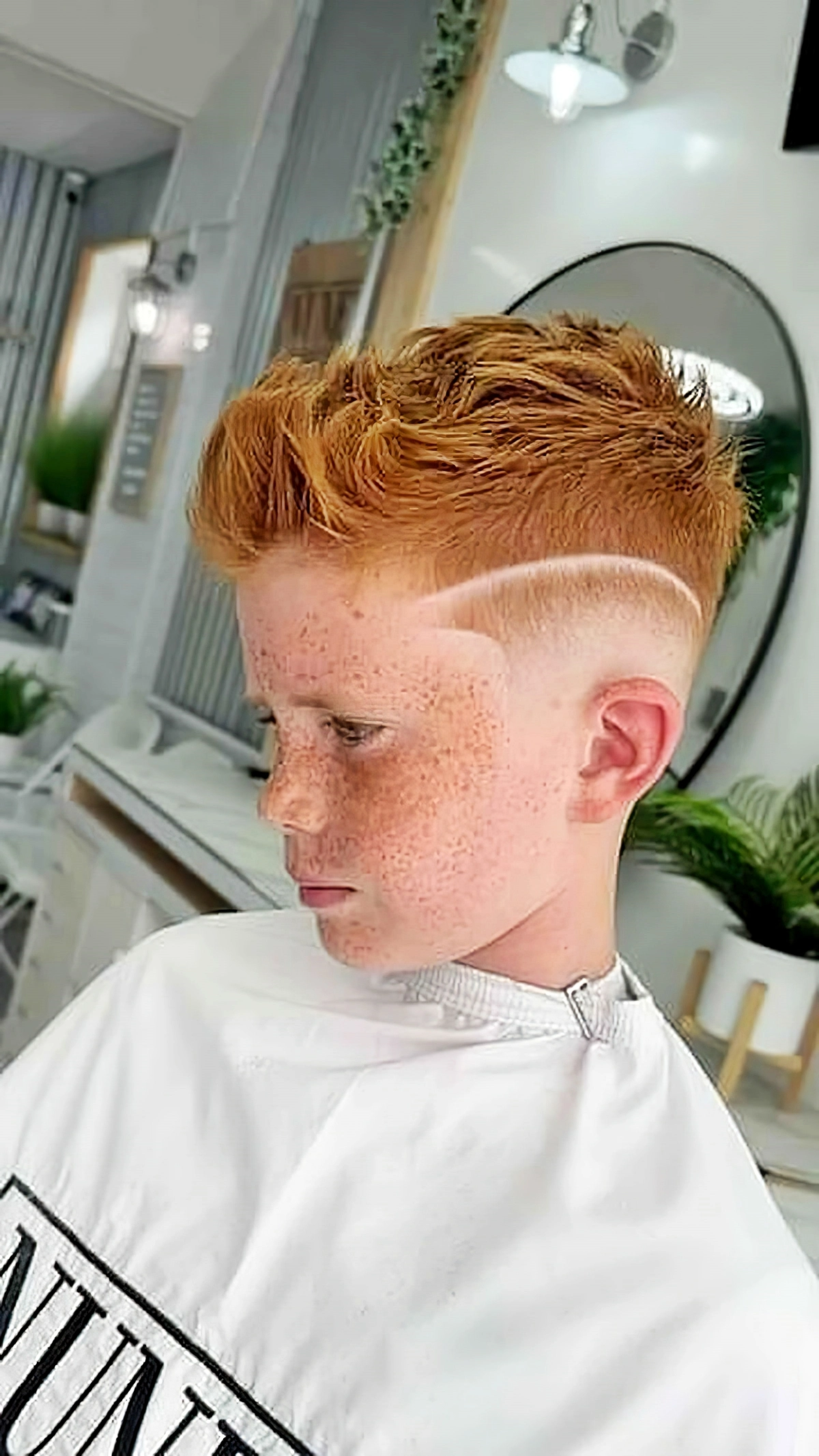 cool frisuren fuer jungs fade frisur mit kurzen seiten 2024 