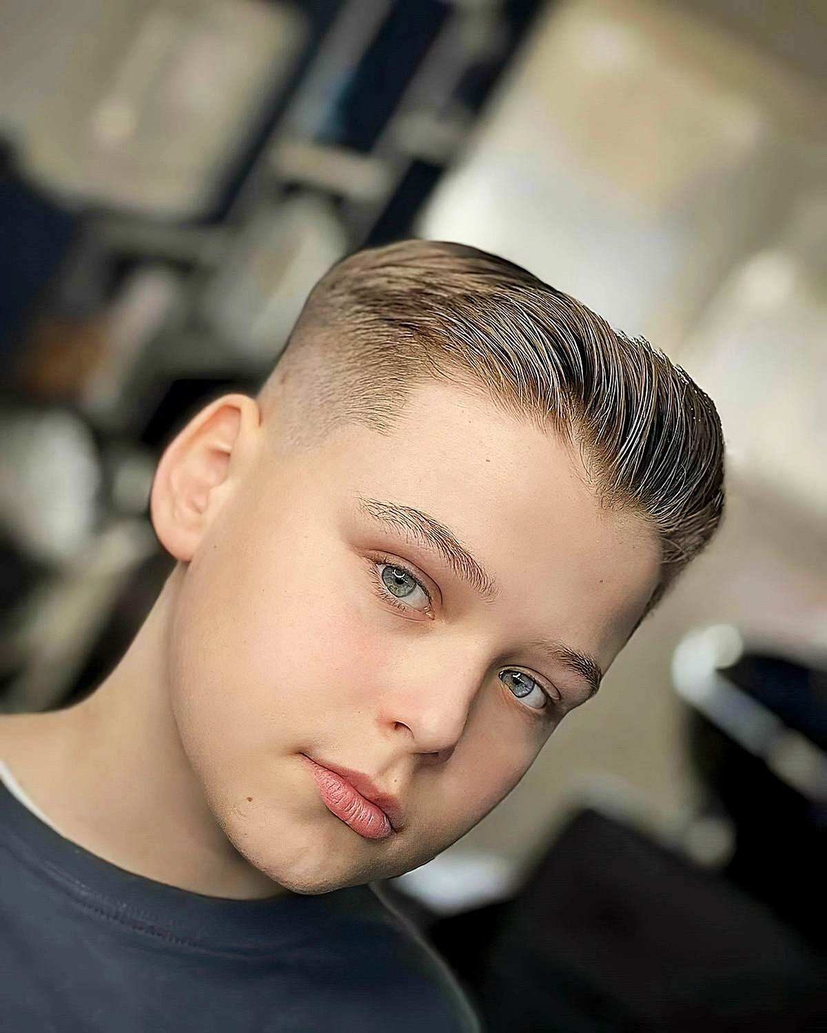 coole frisuren fuer jungs ab 9 elegante jungenfrisur mit langem deckhaar roma barber