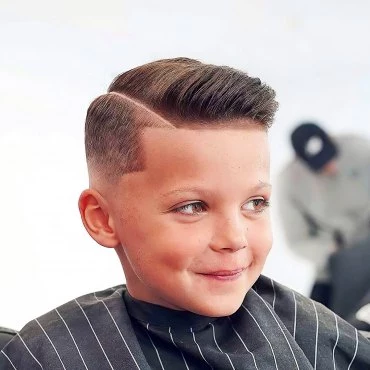 coole frisuren fuer jungs ab 9 kurzhaarftisur mit langem deckhaar und fade kieronthebarber