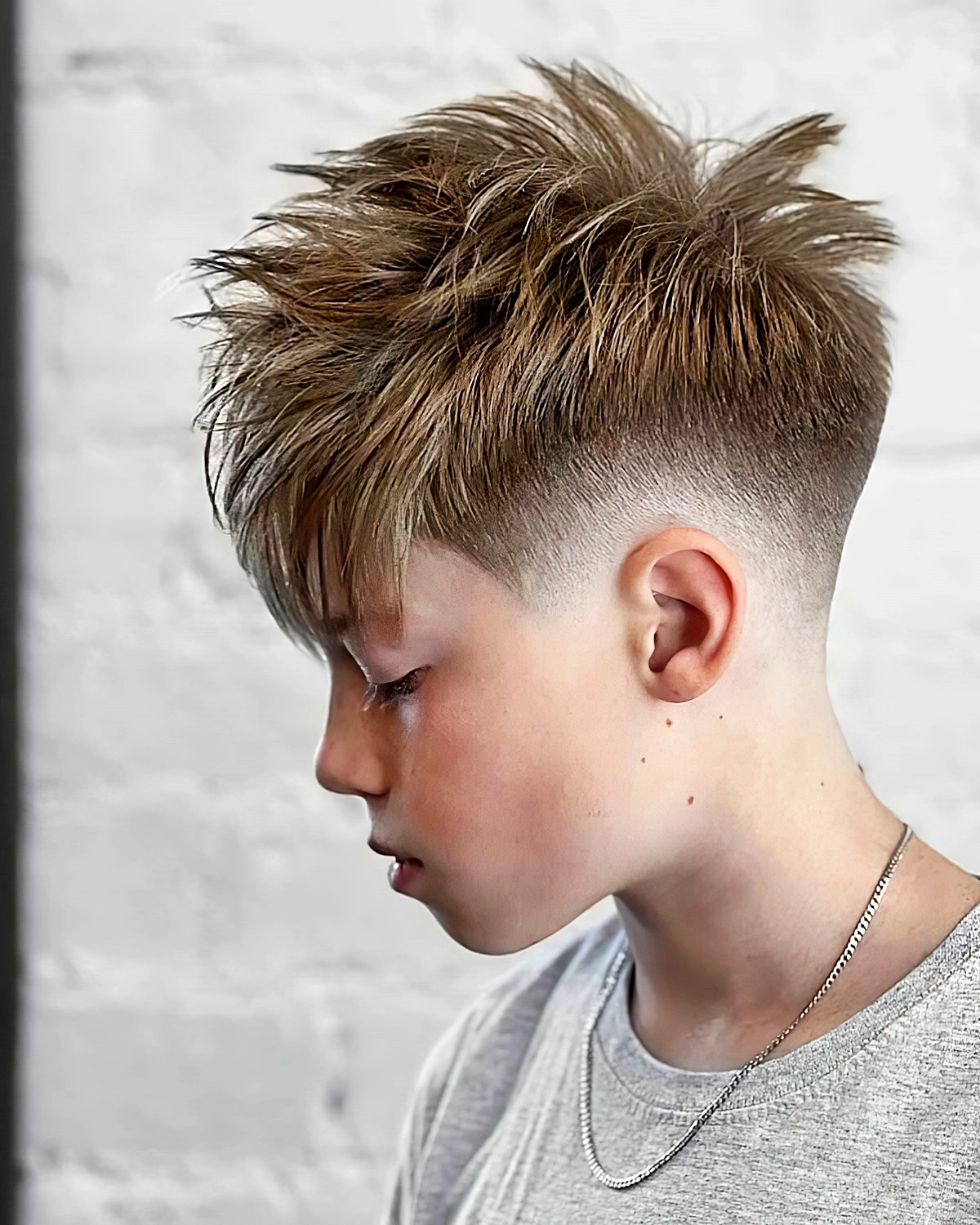 coole frisuren fuer kleine jungs kurze texturierte haare 2024 brodiethebarber