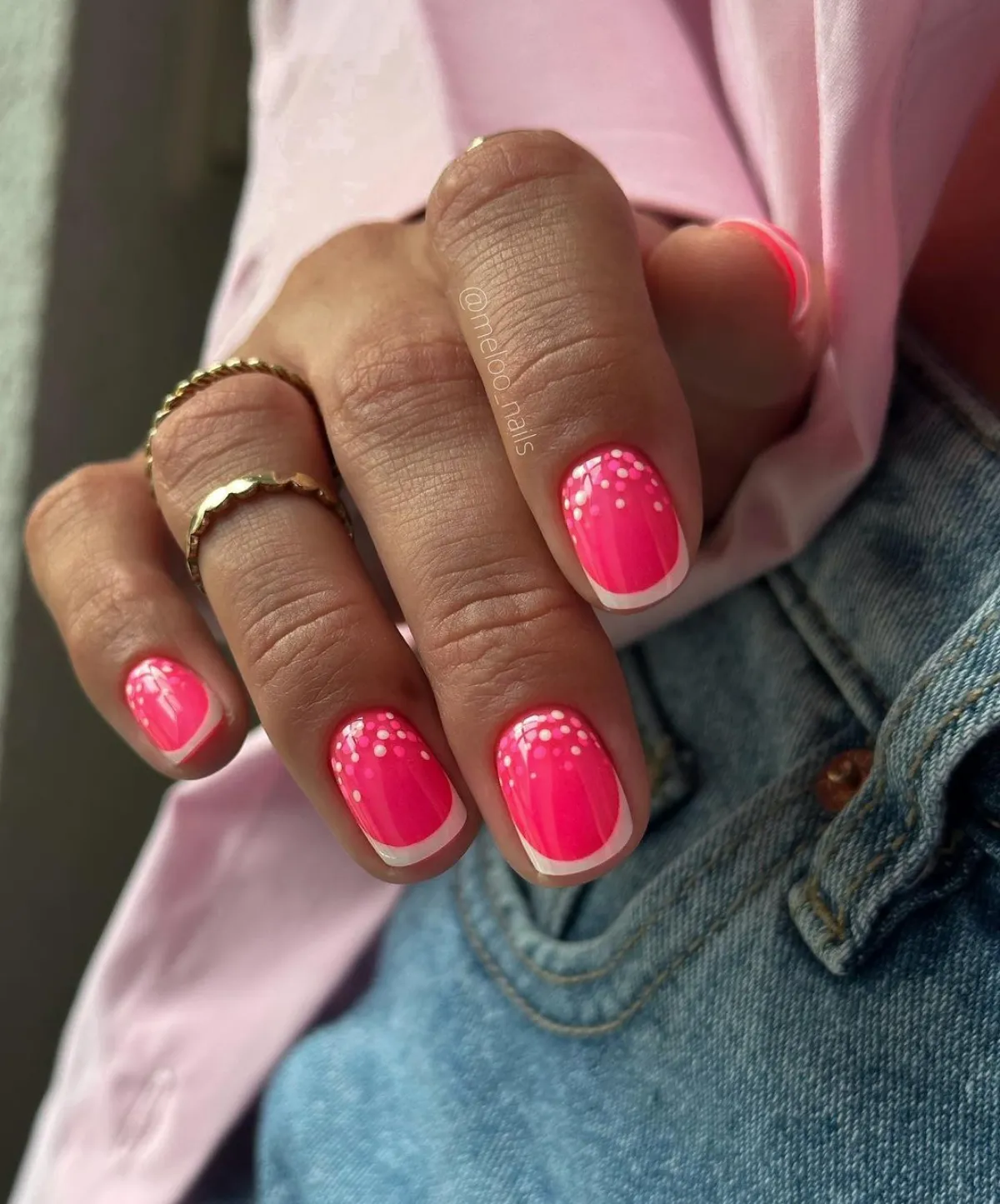 french nails pink mit weißem rand ovale nagelform kurz