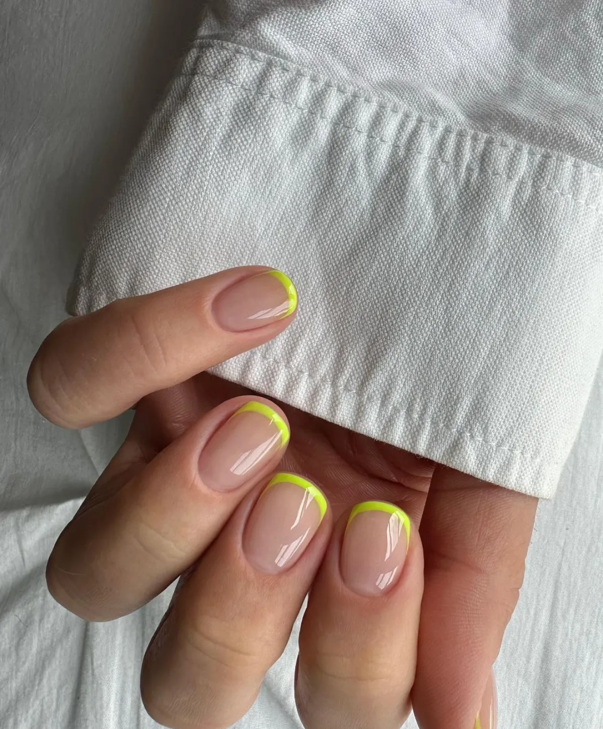 french nails sommer 2024 trend neon rand ovale form
