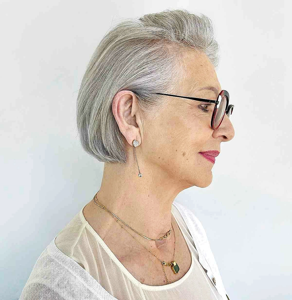 halblang frisuren ab 60 mit brille kinnlange graue haare gakaemmt nach hinten 