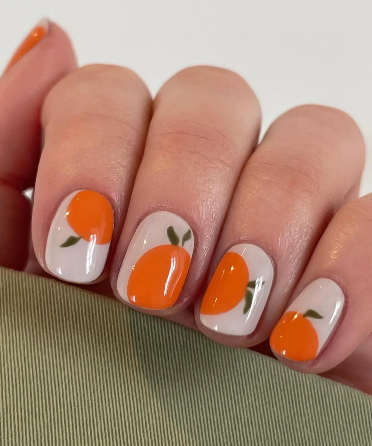 kurze nägel design trends sommer 2024 fruit nails orangen