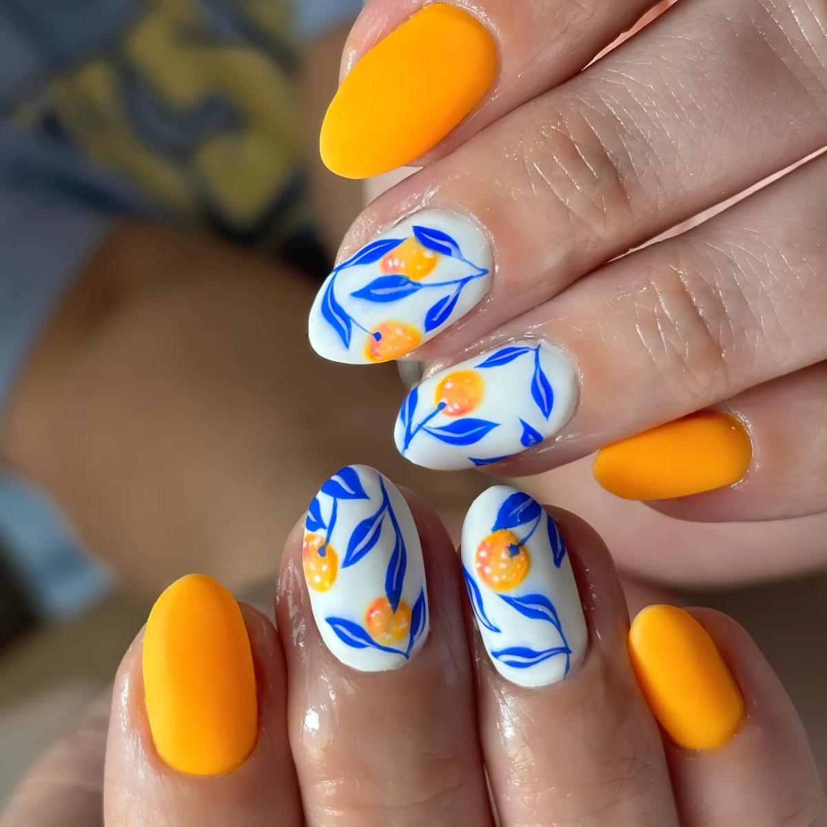 mediterrane naegel mit orangen und blau nailhustle