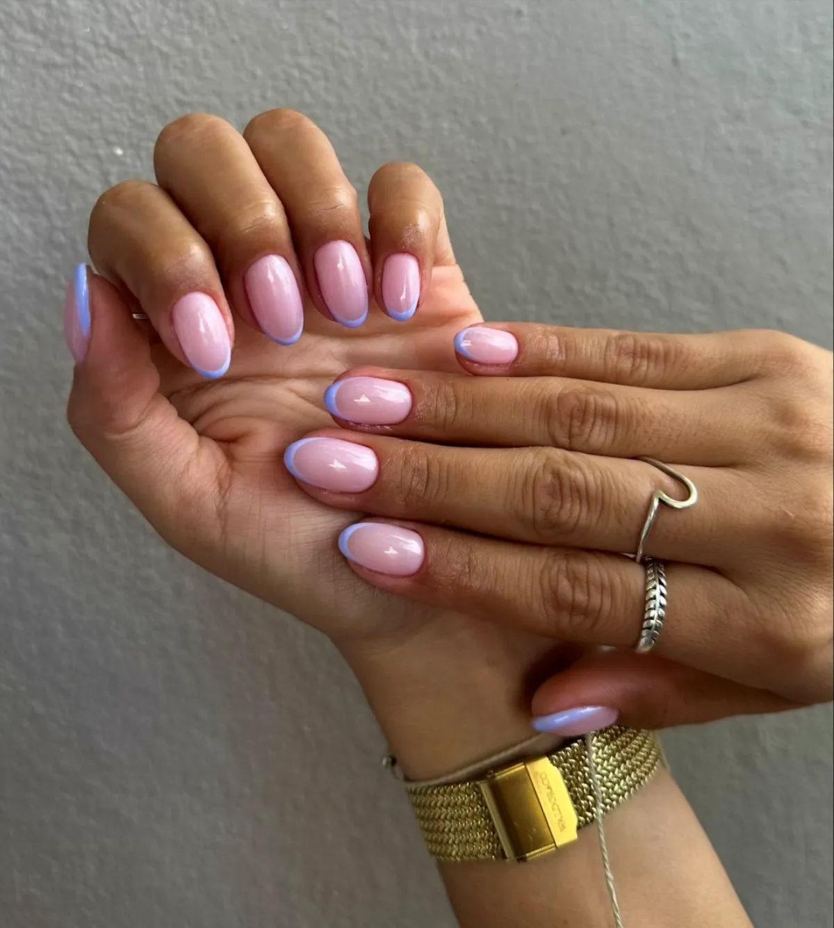 nägel mandelform french manicure rosa und blau zart