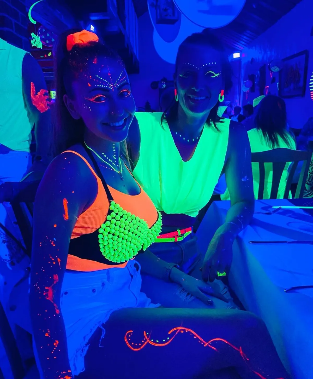 neon party outfits phosphoreszierende kleidung neongelb