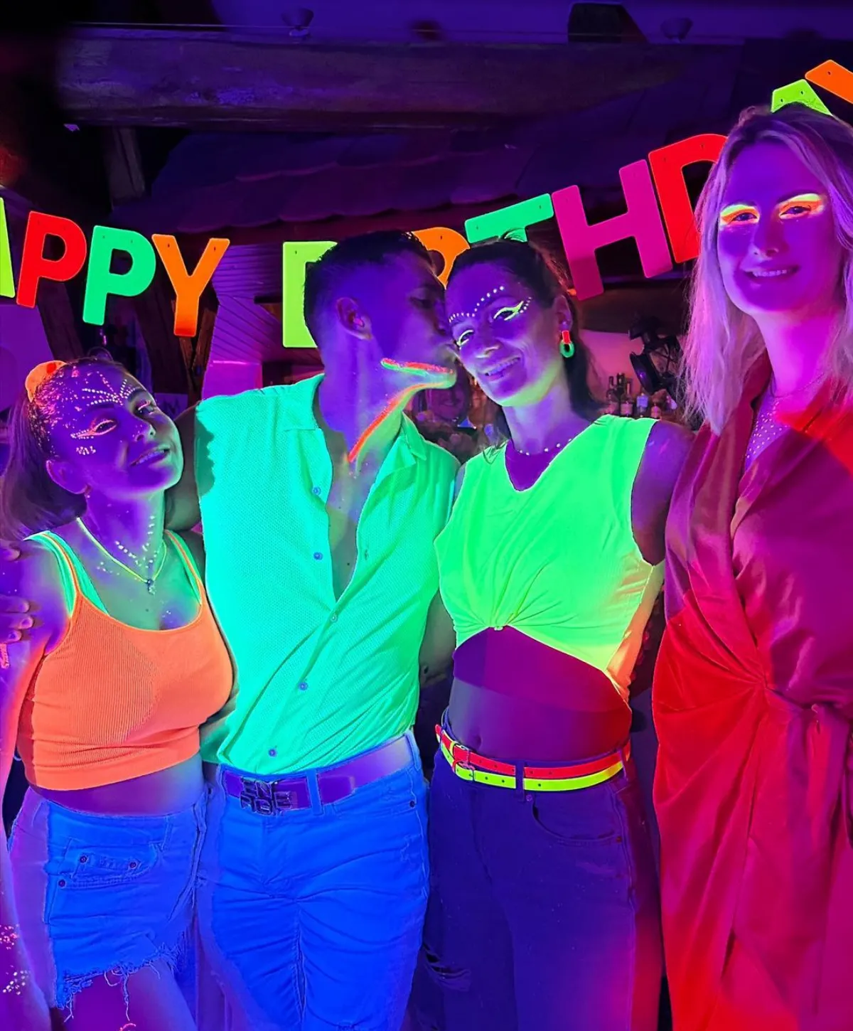 neon party trend phosphoreszierende outfits und deko