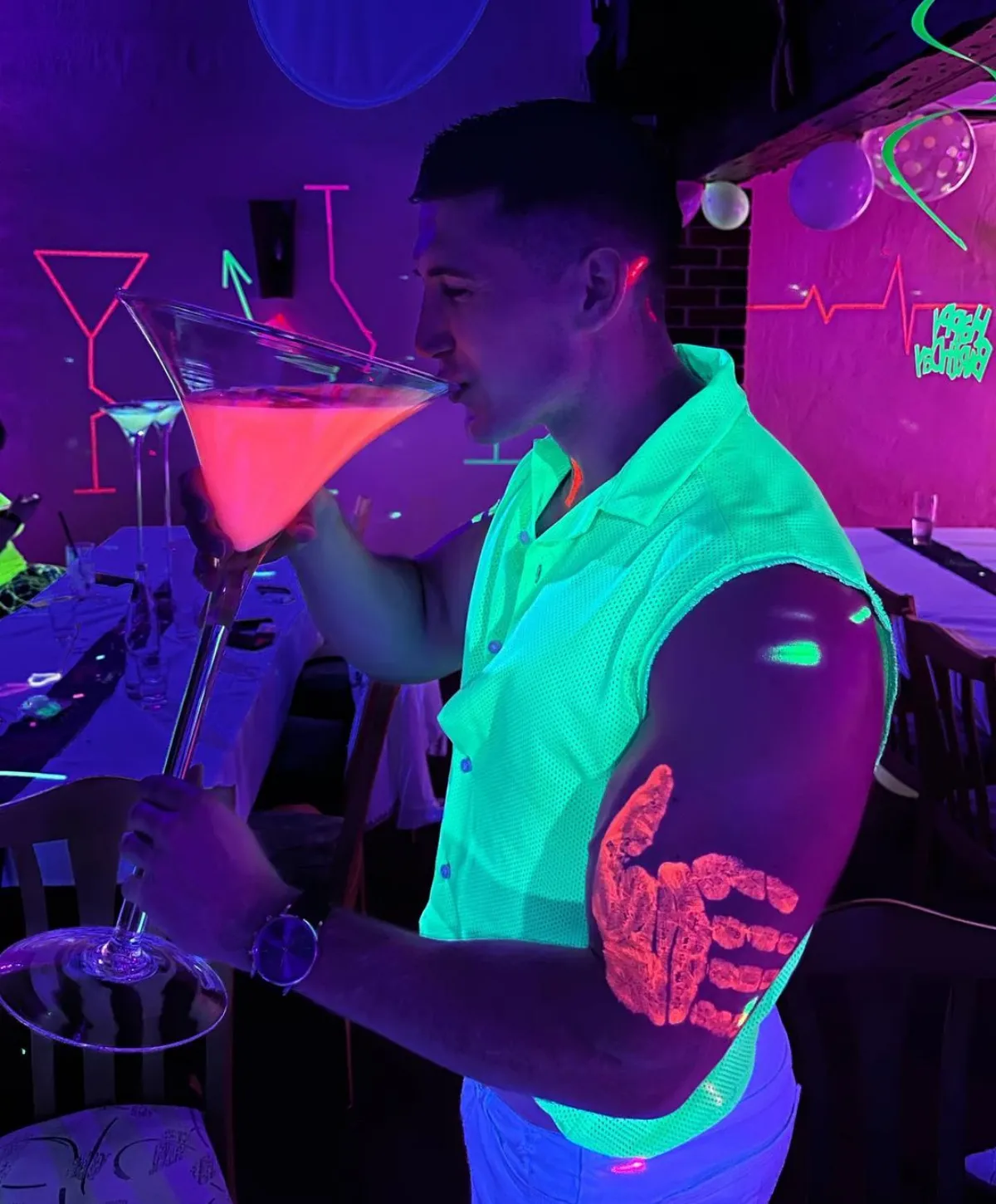 neon party trend sommer 2023 phosphoreszierende kleidung deko und cocktails