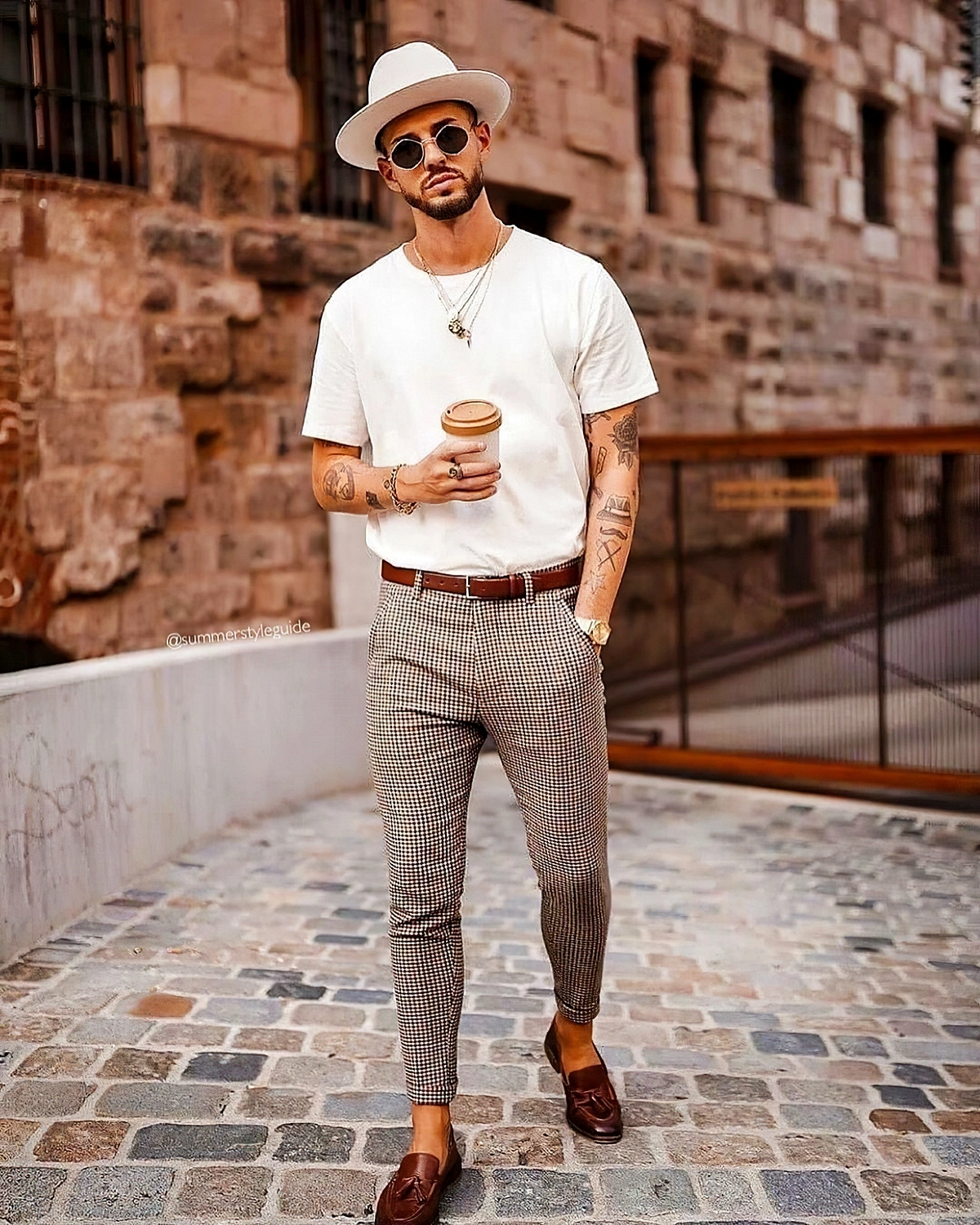 outfits fuer herren graue hose weisses t shirt hut sonnenrbrille sommeroutfit 2024